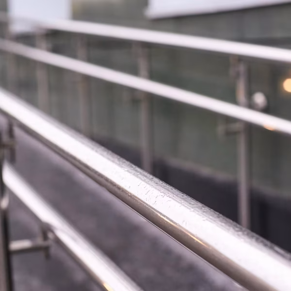 barandillas-modern-stainless-steel-handrails-along-a-ramp-with-2026-01-05-22-51-50-utc