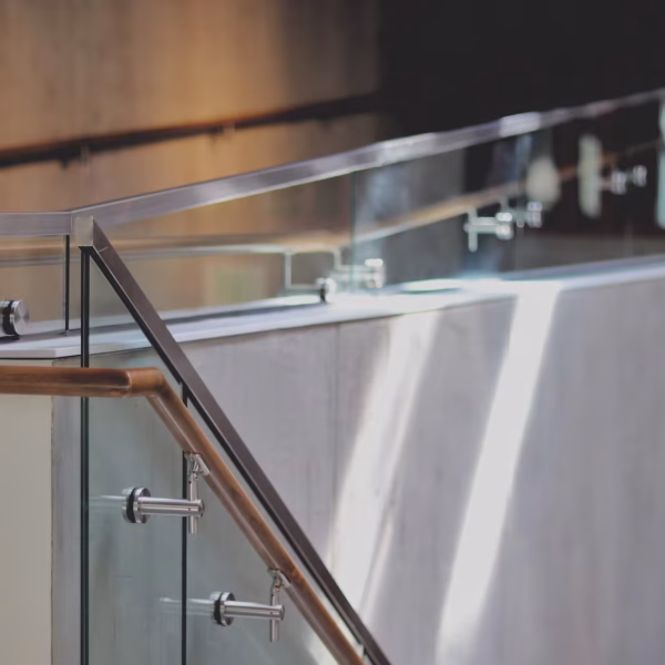 barandillas-wood-glass-and-steel-railing-on-a-concrete-wall-2026-01-07-05-39-59-utc
